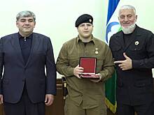 15-летний сын Кадырова пришел на новое награждение с золотым пистолетом. За месяц он получил уже пять орденов и медалей