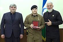 15-летний сын Кадырова пришел на новое награждение с золотым пистолетом. За месяц он получил уже пять орденов и медалей