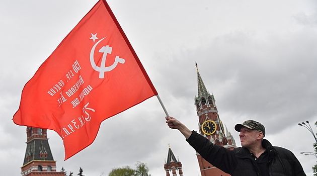 В Госдуму внесен законопроект об изменении флага России на красный с советской символикой