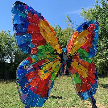 В Горкинско-Ометьевском лесу появилась бабочка из отходов. Она стоит полмиллиона