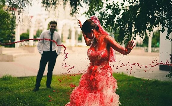 В Казани феминистки облили невесту кровью