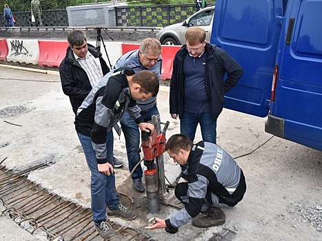 Пробы бетона взяли специалисты на Октябрьском мосту в Вологде