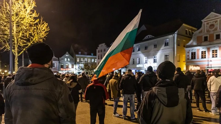 В Болгарии протестующие окружили храм с российским послом