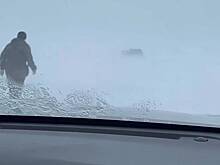 Россияне оказались в снежной ловушке на автомобиле и сняли обстановку на видео