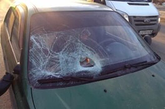 В Ачинске подростки обкидали автомобили кусками льда