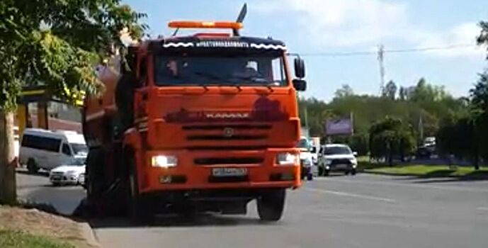 В Ростове на уборку улиц вышла новая коммунальная техника