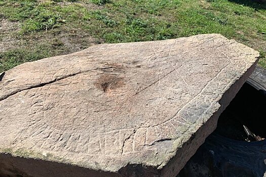 В Швеции фермер нашел в поле огромный рунический камень