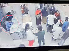 В Индии врач не помог пациентке с сердечными приступом и смотрел ролики в сети