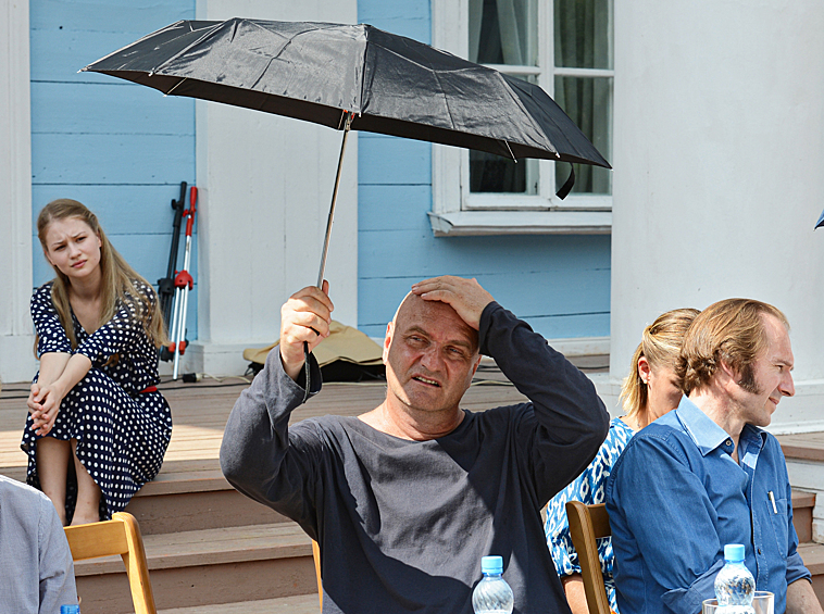 Актеры Анна Леванова, Александр Балуев и Рэйф Файнс во время пресс-конференции съемочной группы фильма Веры Глаголевой "Две женщины" в музее-усадьбе М.И. Глинки в селе Новоспасское, 2013 год