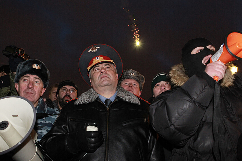 Глава столичного ГУВД Владимир Колокольцев выступает перед участниками акции в память об убитом болельщике «Спартака» Егоре Свиридове, 11 декабря 2010 года