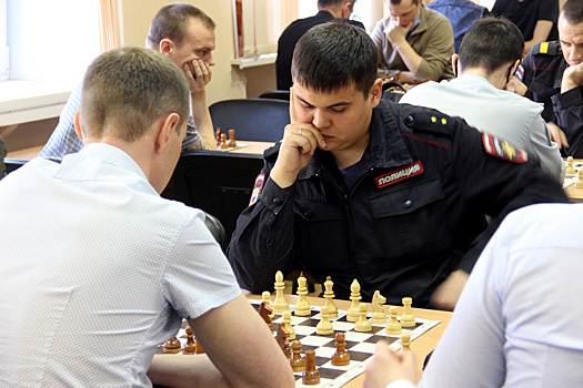 Ход конем: полицейских Челябинска усадили за шахматные доски без масок