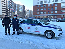 В Свердловской области сотрудники ГИБДД помогли добраться домой замерзающей на остановке девочке
