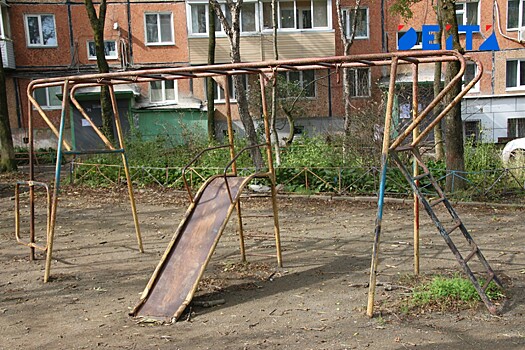 Родителей подростков, кидавшихся камнями с крыши дома, ищут во Владивостоке