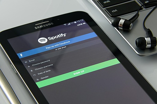 Spotify удалил сотню выпусков популярного подкаста. Из-за него с платформы стали уходить музыканты