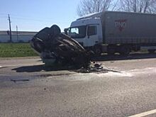 На Кубани в ДТП с грузовым Mercedes погиб 21-летний водитель иномарки