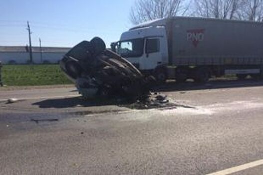 На Кубани в ДТП с грузовым Mercedes погиб 21-летний водитель иномарки