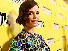 Шарлиз Терон показала бесконечные ноги в мини-платье Louis Vuitton