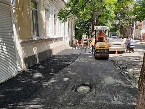 В центре Симферополя ремонтируют тротуар