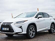 Во Владивостоке Lexus на полном ходу попал в открытый люк