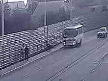 В Воронеже на видео попало, как мотоциклист отлетел после жесткого удара