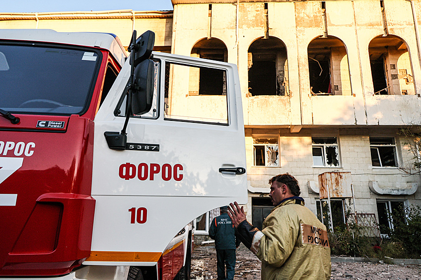 Пожарная машина у форосской средней школы имени А.С. Терлецкого, попавшей под удар БПЛА, в поселке Форос на южном берегу Крыма