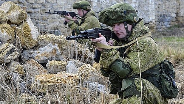 Бойцы ВДВ проводят учения в Крыму