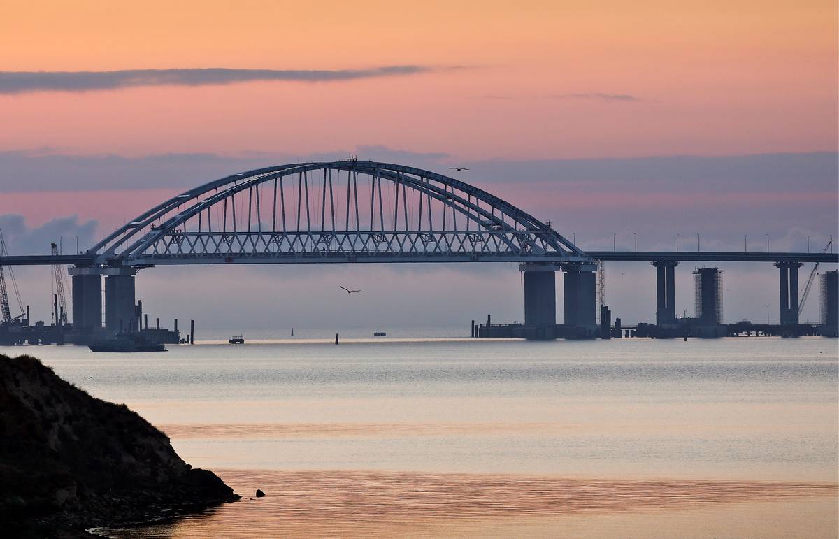 Движение автотранспорта по Крымскому мосту временно перекрыто