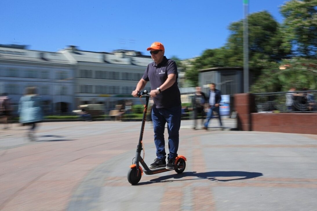 Прокатный самокат. Электросамокат мобильность. Самокат. Прокатный самокат. Люди на самокатах в парке.