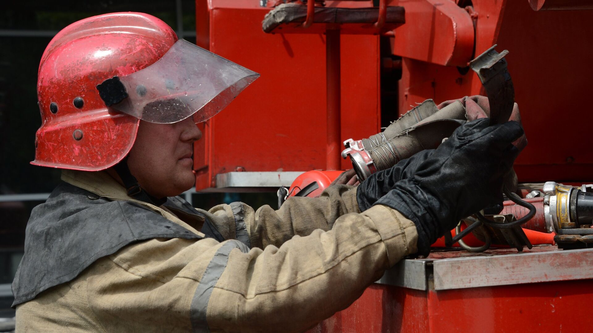 В Екатеринбурге произошел пожар на складе с химикатами
