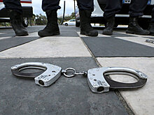 Полицейские бросают наручники в знак протеста во Франции