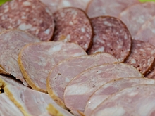 Бизнесмен в Волгограде хранил 44 кг колбас и сыров без холодильника