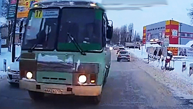 Полиция ищет маршрутчика-лихача, грубо нарушившего ПДД на железнодорожном переезде