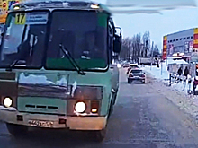 Полиция ищет маршрутчика-лихача, грубо нарушившего ПДД на железнодорожном переезде