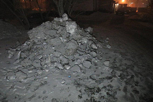 Полиция заинтересовалась черным снегом на улице Ломоносова в Красноярске