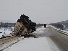 В Мурманской области на трассе опрокинулся бензовоз, вылилось 25 тонн топлива