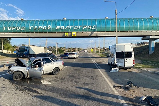 Под Волгоградом в ДТП с маршруткой пострадали два человека