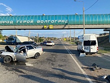 Под Волгоградом в ДТП с маршруткой пострадали два человека