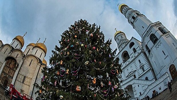 Санта-Клаус пролетел над Москвой и Санкт-Петербургом