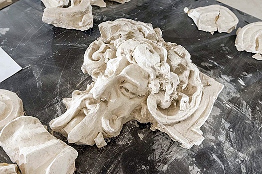 В Петербурге в дымовой трубе Дома Радио нашли фрагменты лепнины 1910-х годов