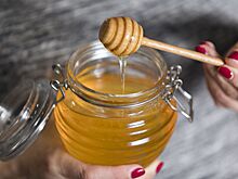 Эксперт назвал правильный способ «оживить» засахарившийся мёд