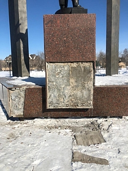 Трое подростков повредили постамент памятника Юрию Гагарину в Оренбурге
