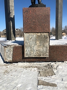 Трое подростков повредили постамент памятника Юрию Гагарину в Оренбурге