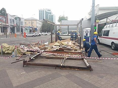 В Краснодаре на двух перекрестках сносят незаконные киоски