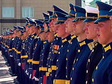 Замминистра обороны РФ Садовенко вручил дипломы выпускникам рязанского училища ВДВ