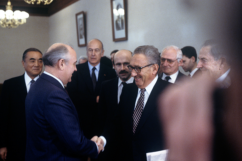Генеральный секретарь ЦК КПСС Михаил  Горбачев и бывший госсекретарь США Генри Киссинджер на встрече представителей "Трехсторонней комиссии", 1989 год