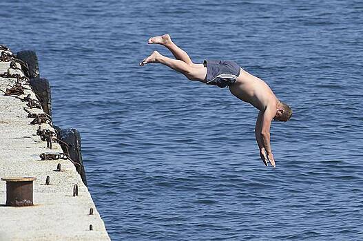 Реабилитолог: нырять вниз головой опасно