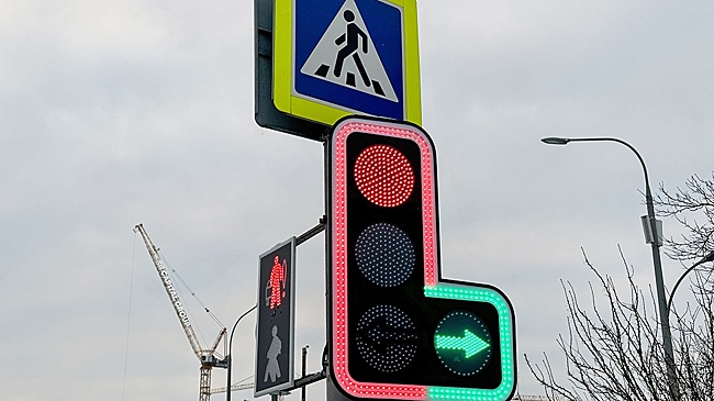 На улицах Москвы появились светофоры с подсветкой, желтая разметка и шериф-балки