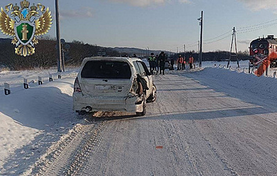 На Сахалине поезд столкнулся с легковым автомобилем