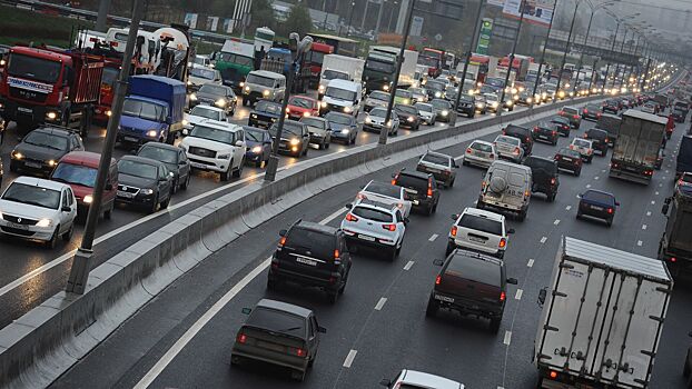 Движение на МКАД в районе проспекта Генерала Дорохова затруднено из-за аварии