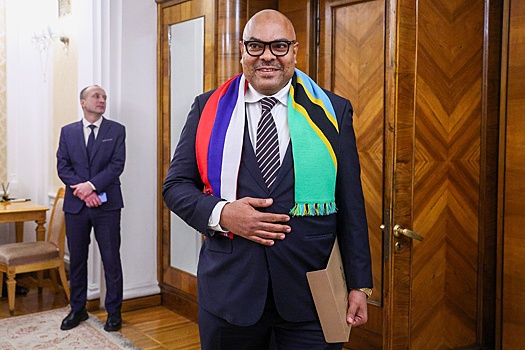 Лавров прокомментировал шарф главы МИД Танзании с флагами двух стран